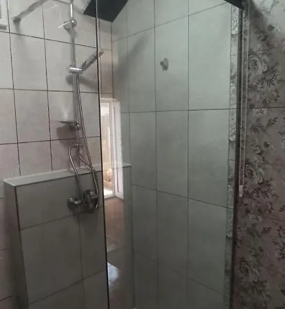 Un Dormitor Si Living La Curte * Corbu (Constanta)