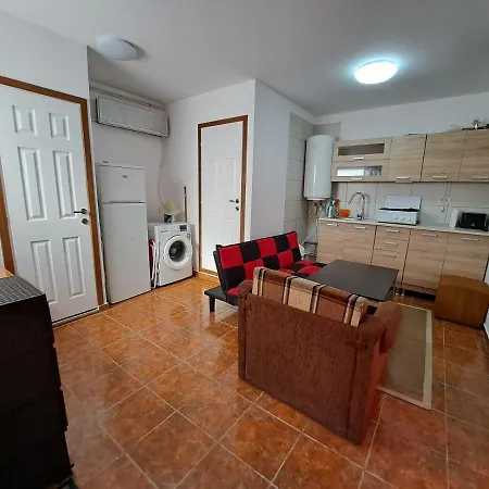 Un Dormitor Si Living La Curte Corbu (Constanta)